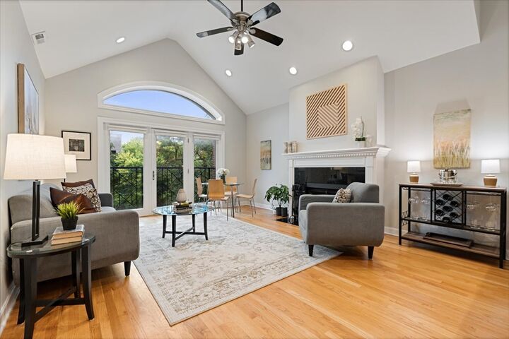 Property Photo: 3223 N Clifton Avenue 3N IL 60657