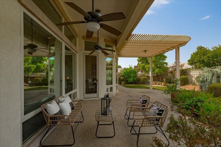 Property Photo: 112 Lakefield Court CA 95648