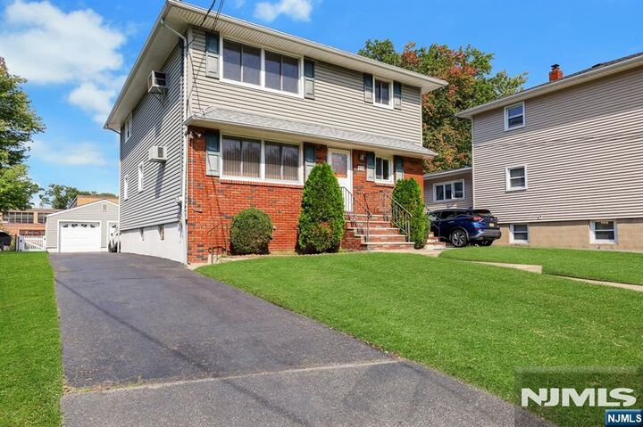 Property Photo:  113 Rochelle Parkway 2  NJ 07663 
