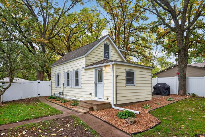 Property Photo:  1061 Wall Street  MN 55309 
