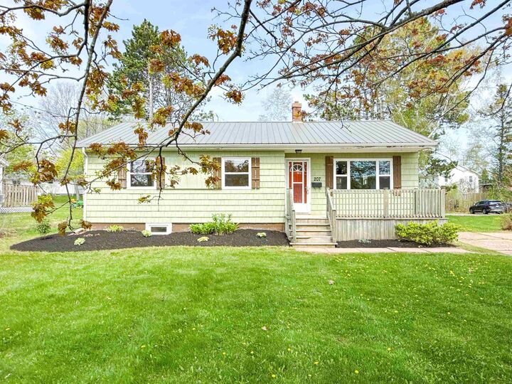 Property Photo:  207 Belvedere Avenue  PE C1A 2Z2 