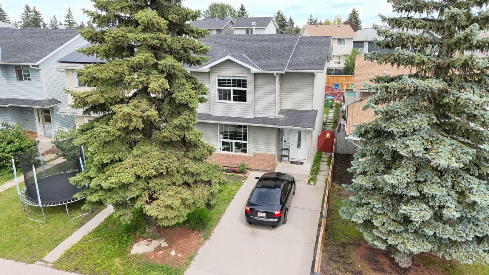 Property Photo:  136 Martindale Drive NE  AB T3J 3G5 