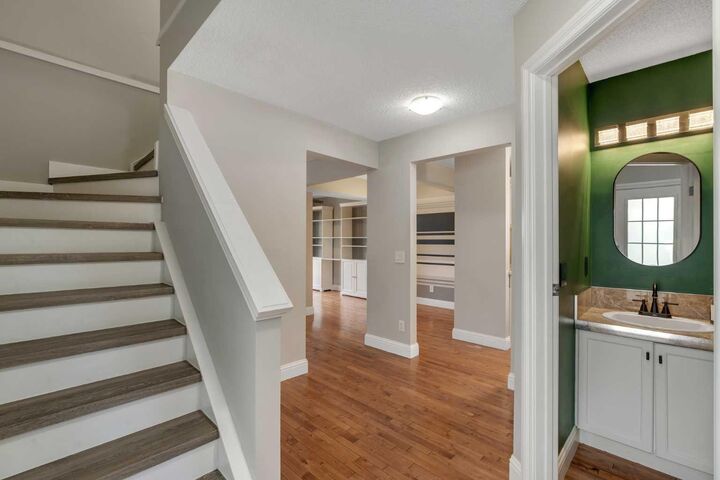 Property Photo:  1205 Signal Hill Green SW  AB T3H 2Y4 