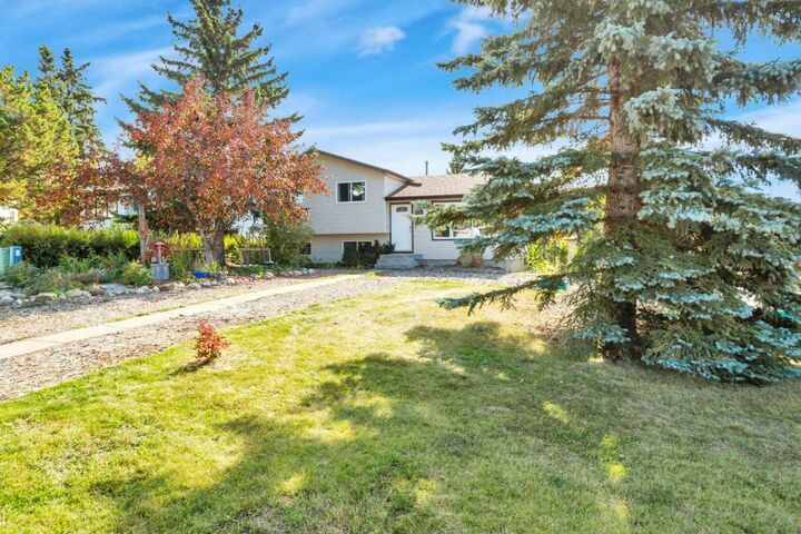 Property Photo:  1 Mountain Place  AB T4S 1H7 