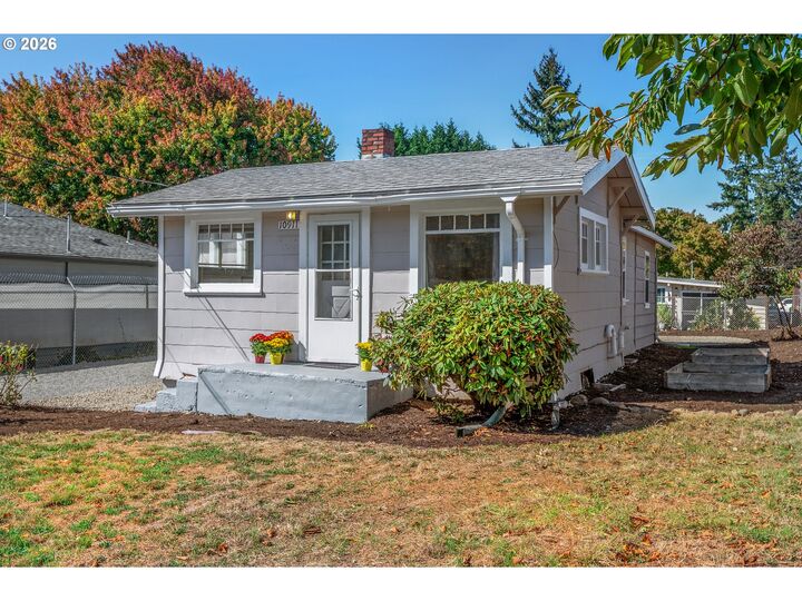 Property Photo:  10911 SE Myrtle St  OR 97222 