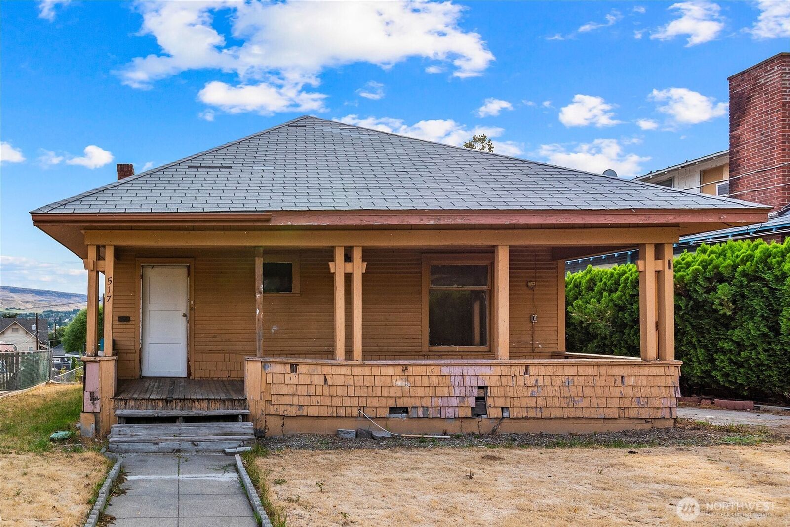 Property Photo: 517 Malaga Ave WA 98801