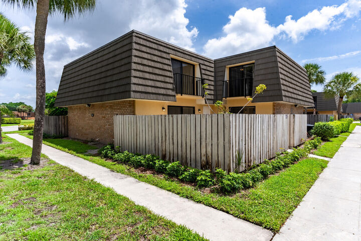 Property Photo:  622 6th Way  FL 33407 