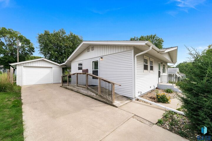 Property Photo: 932 S Harrington Ave SD 57103