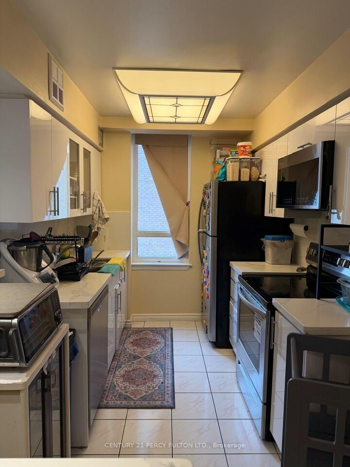 Property Photo:  633 Bay Street 1111  ON M5G 2G4 