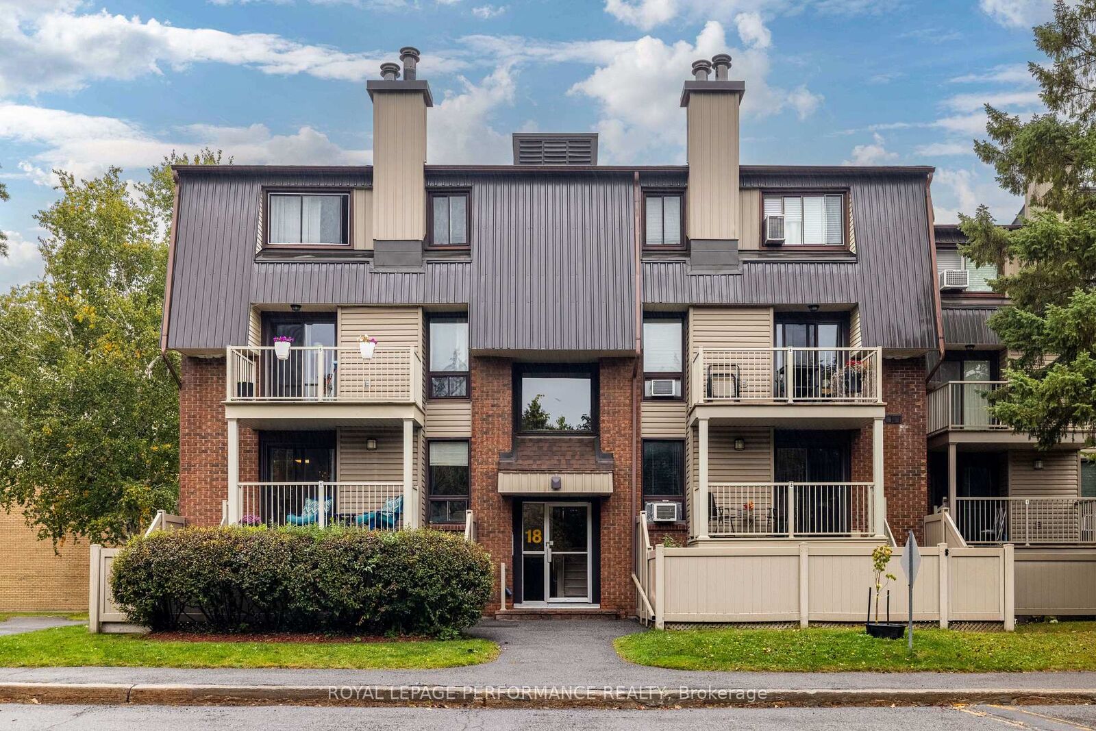 Property Photo:  18 Sweetbriar Circle 7  ON K2J 2K4 