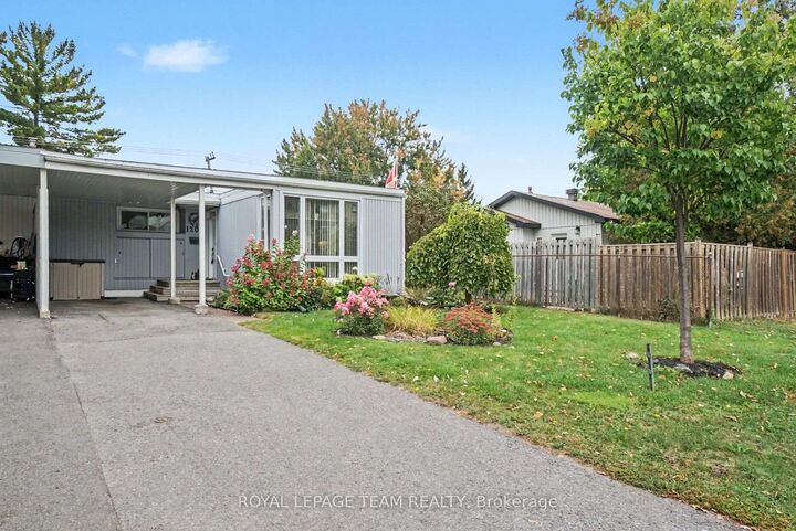 Property Photo: 1201 Meadowlands Drive E ON K2E 6K2
