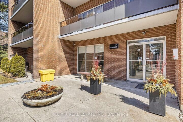 Property Photo: 15 Elizabeth Street N 605 ON L5G 2Z3