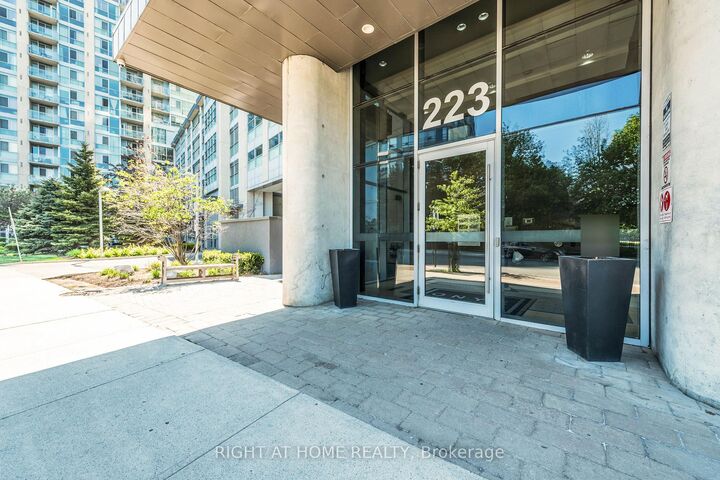 Property Photo:  223 Webb Drive 2802  ON L5B 0E8 