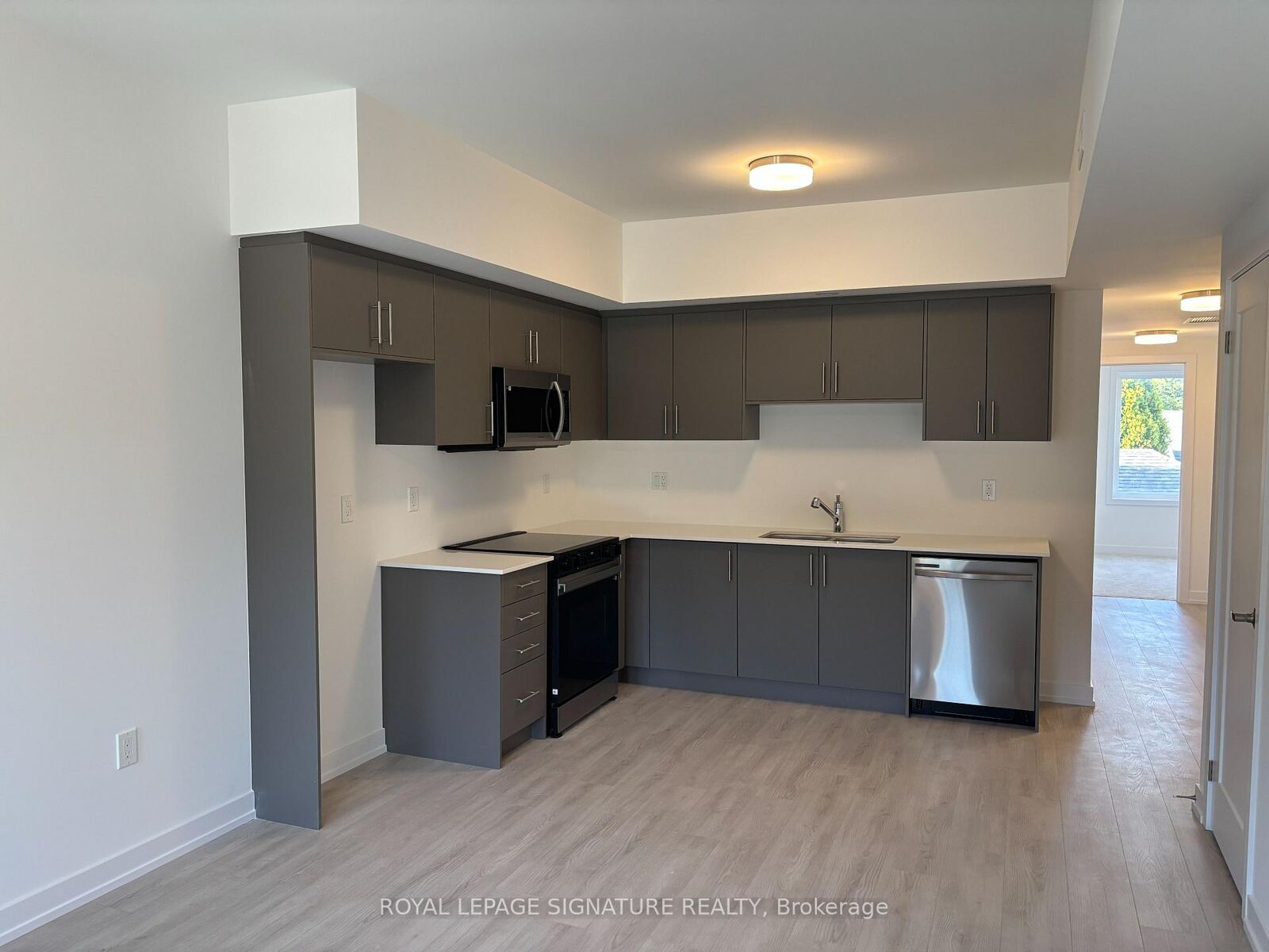 Property Photo:  42 Lowes Road W 16  ON N1G 4X2 