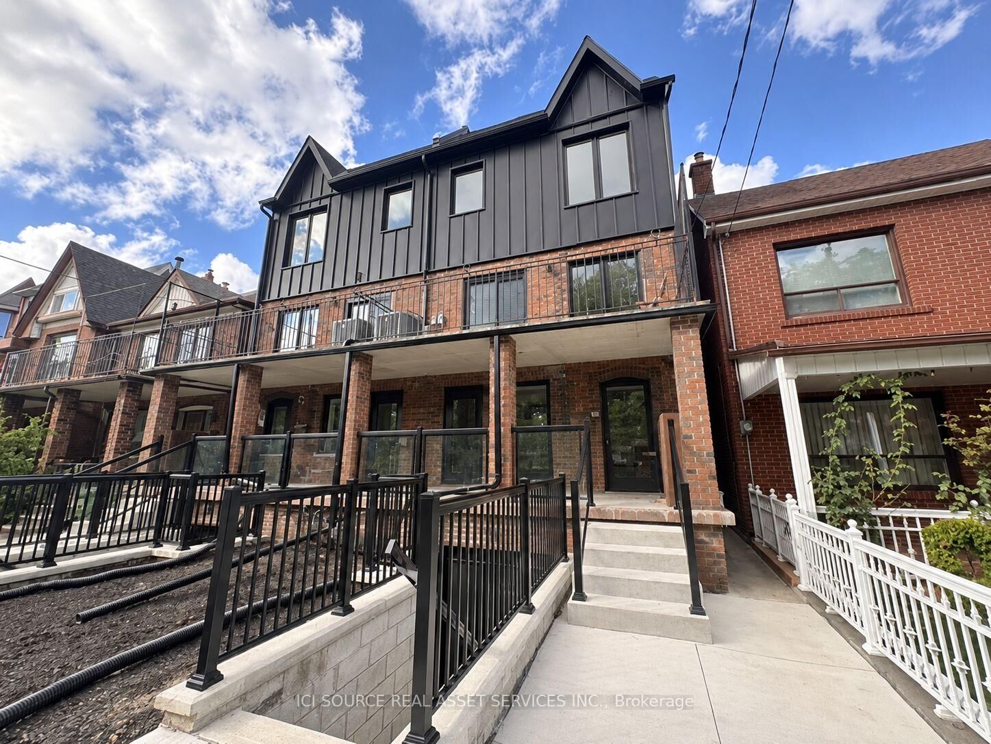 Property Photo:  152 Brunswick Avenue 4  ON M5S 2M2 