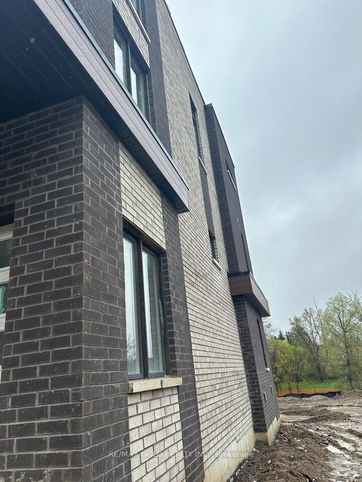 Property Photo:  43 Queenpost Drive  ON L6Y 6L2 