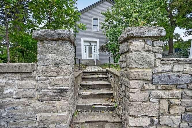 Photo de la propriété: 716 King Street W ON K0E 1T0