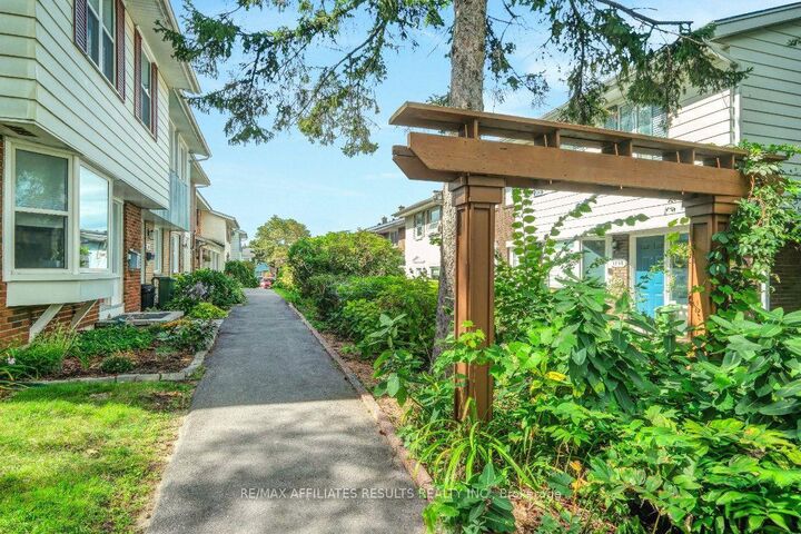 Property Photo:  1312 Cornell Street  ON K2H 7M1 