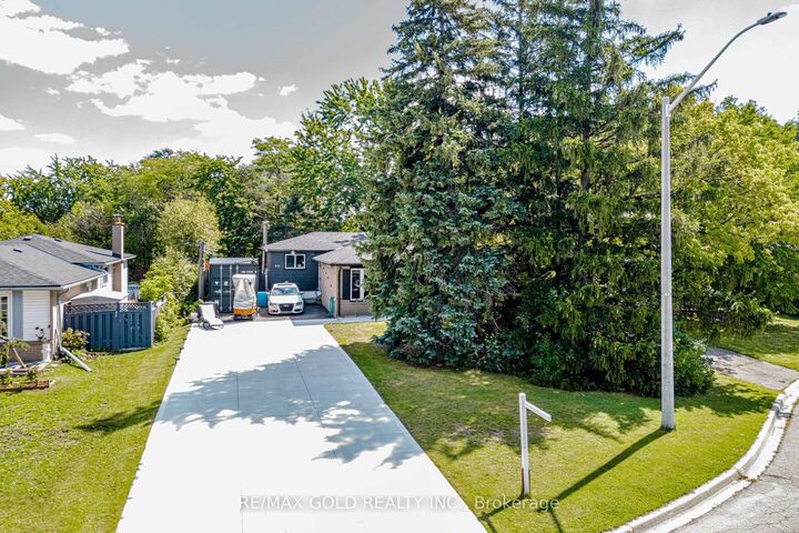 Property Photo: 44 Deloraine Drive ON L6T 1T7