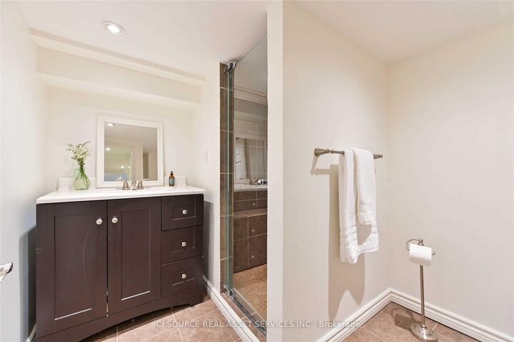 Property Photo:  25 Mann Avenue Lower  ON M4S 2Y2 
