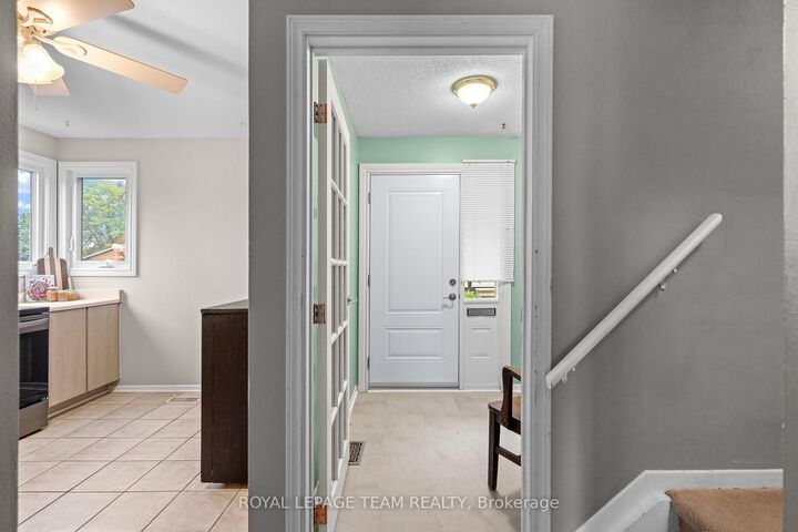 Photo de la propriété:  128 McClintock Way  ON K2L 2A4 