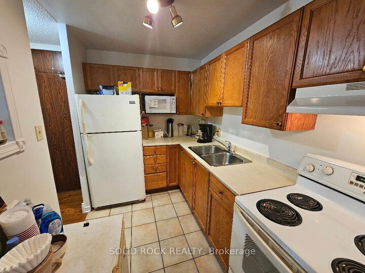 Property Photo:  2000 Jasmine Crescent 304  ON K1J 8K4 