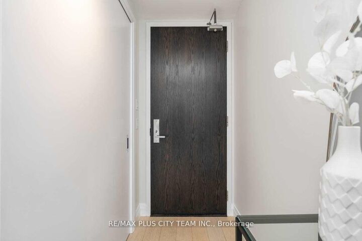Property Photo: 224 King Street W 2701 ON M5V 1H8