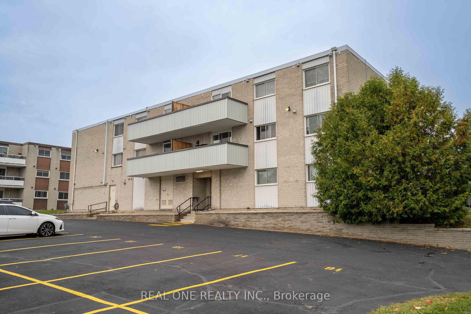 Property Photo:  6 Walton Avenue 204  ON N2C 2B5 