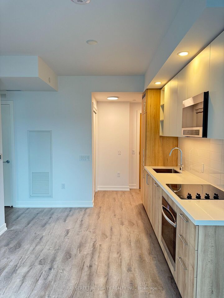 Property Photo:  5 Meadowdale Road 2106  ON L4K 0C7 