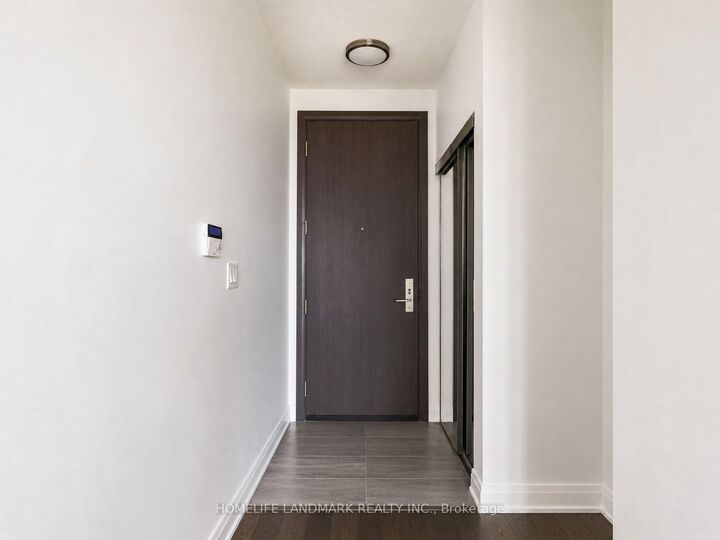 Property Photo:  15 Water Walk Drive 819  ON L6G 0G2 