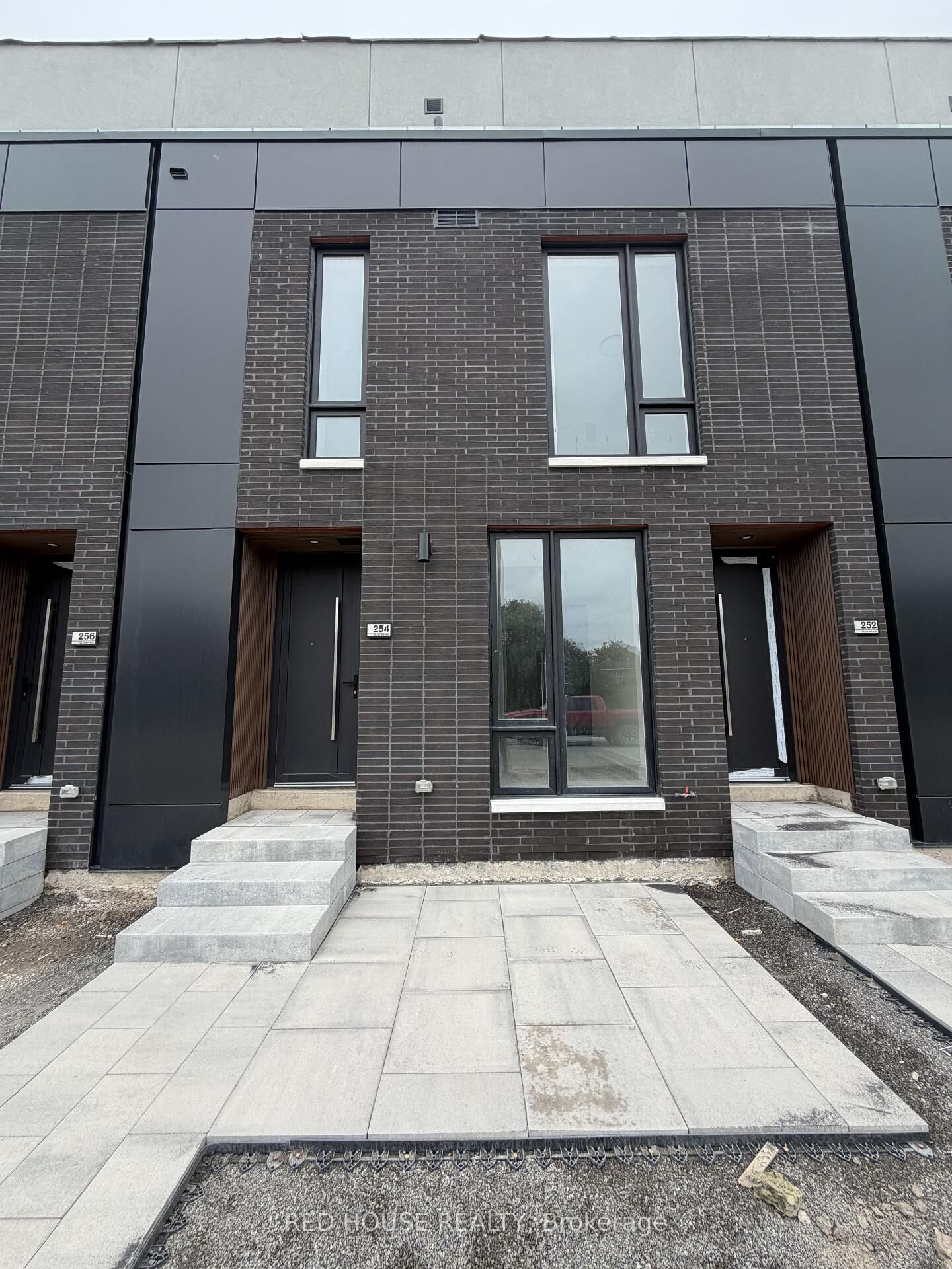 Property Photo:  254 Ellis Avenue  ON L2P 0G9 