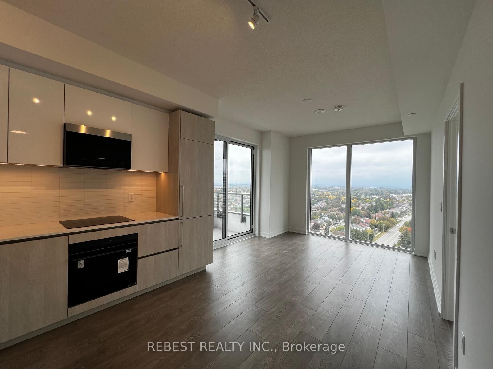 Property Photo:  209 Steeles Avenue W 1704  ON L6Y 0B5 