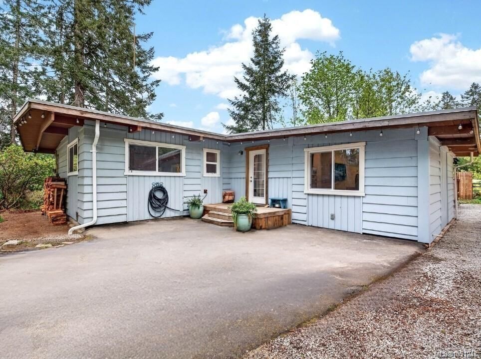 Property Photo:  1465 North End Rd  BC V8K 1M5 