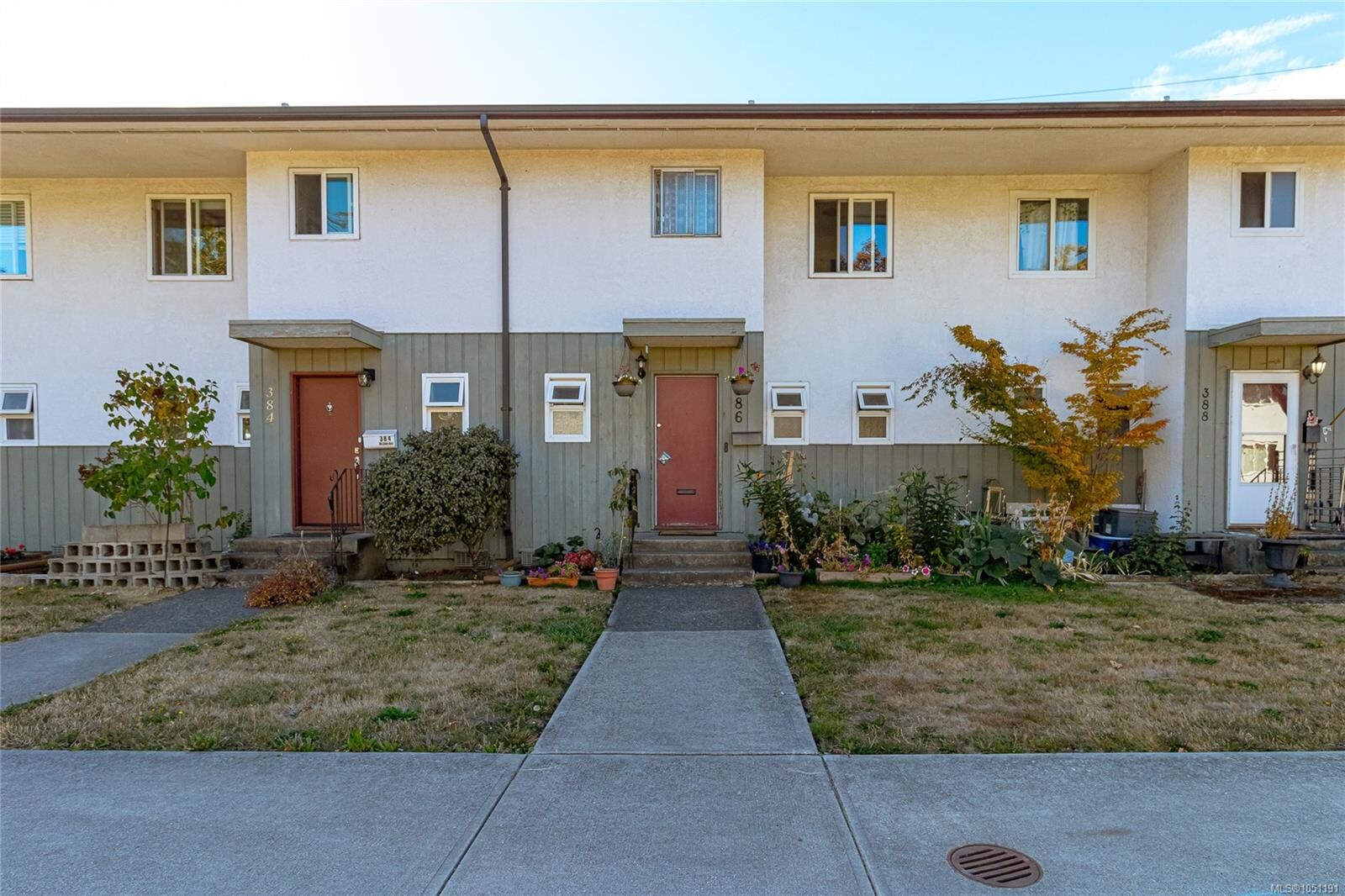 Property Photo:  386 Burnside Rd W  BC V8Z 1M1 