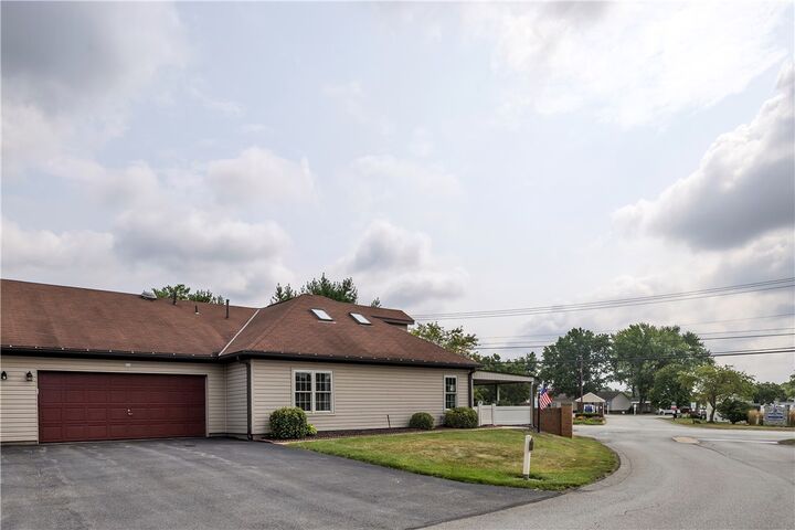 Property Photo: 11 Ashford Dr PA 16066