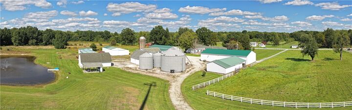 Property Photo: 1325 Braceville Robinson Road OH 44470