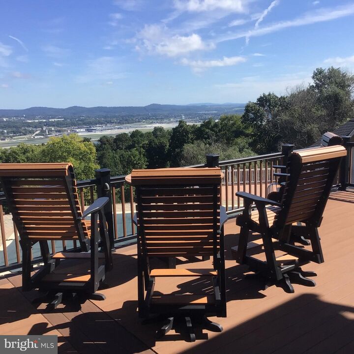 Property Photo:  