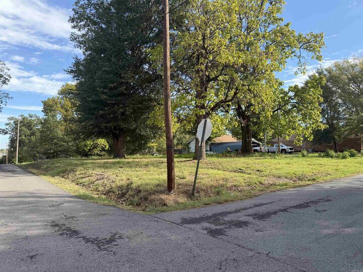 Property Photo:  501 E Center Street  AR 72110 