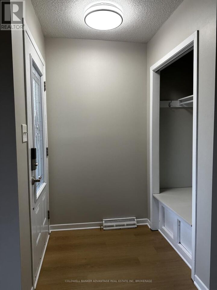 Property Photo:  23 Fairlawn Crescent  ON L3C 5Z2 