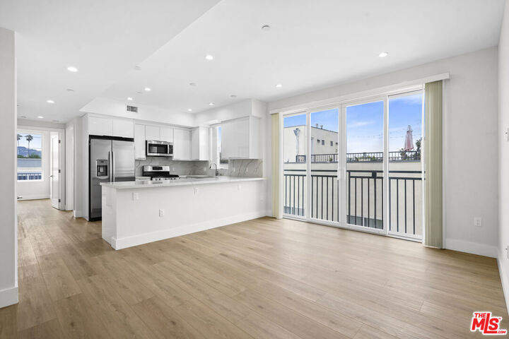 Property Photo:  11042 La Maida St, Unit 303  CA 91601 