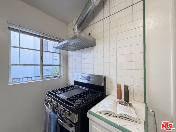Property Photo: 852 1/2 S Plymouth Blvd CA 90005