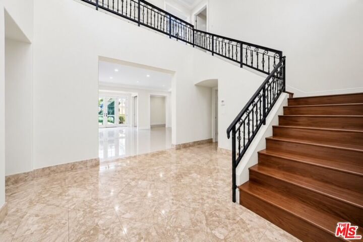 Property Photo:  713 Foothill Rd  CA 90210 