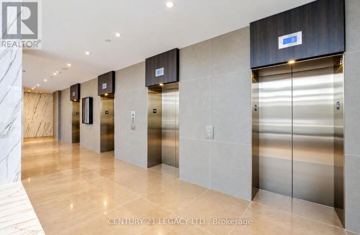 Property Photo:  448 Burnhamthorpe Road West 7505  ON L5B 0R4 
