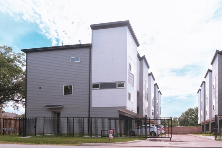 Property Photo: 6728 Peerless Street E TX 77021