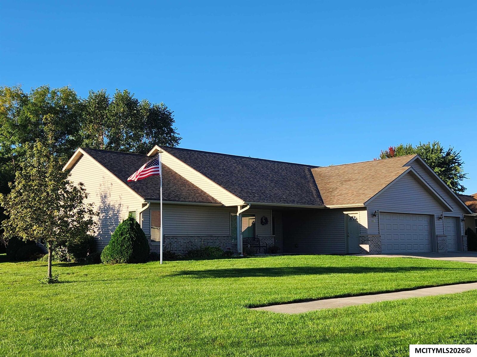 Property Photo: 3399 Saratoga Ct IA 50401