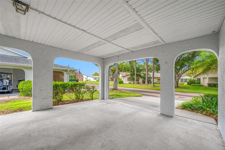 Property Photo:  2020 Hullhouse Drive  FL 33573 
