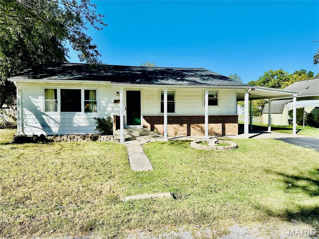 Property Photo:  606 E Plum Street  IL 62272 