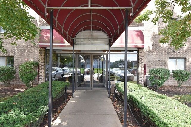 Property Photo:  1460 Fairlane Drive 324  IL 60193 