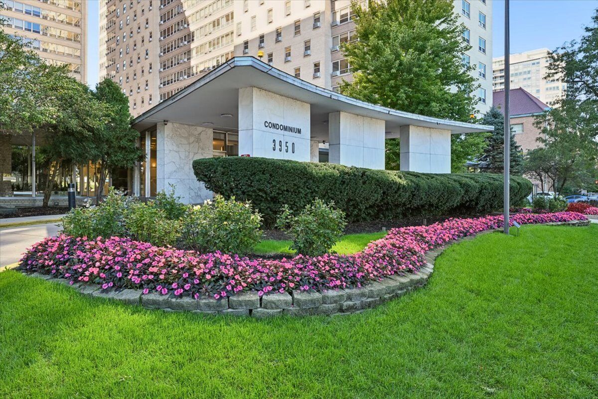 Property Photo: 3950 N Lake Shore Drive 703 IL 60613