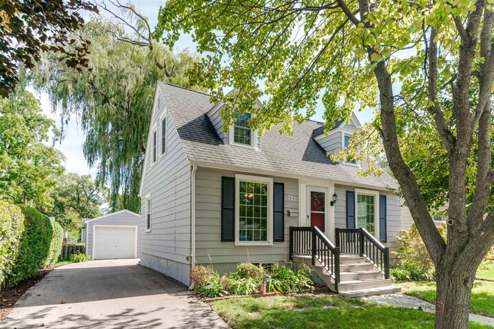 Property Photo:  221 N Prairie Avenue  IL 60060 